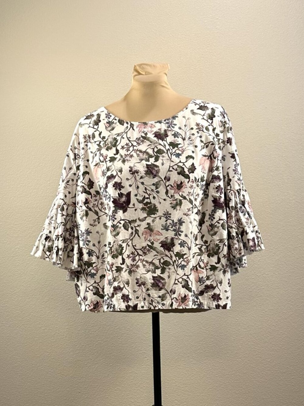 Melrose and Market Floral Fringe Keyhole Top NWOT